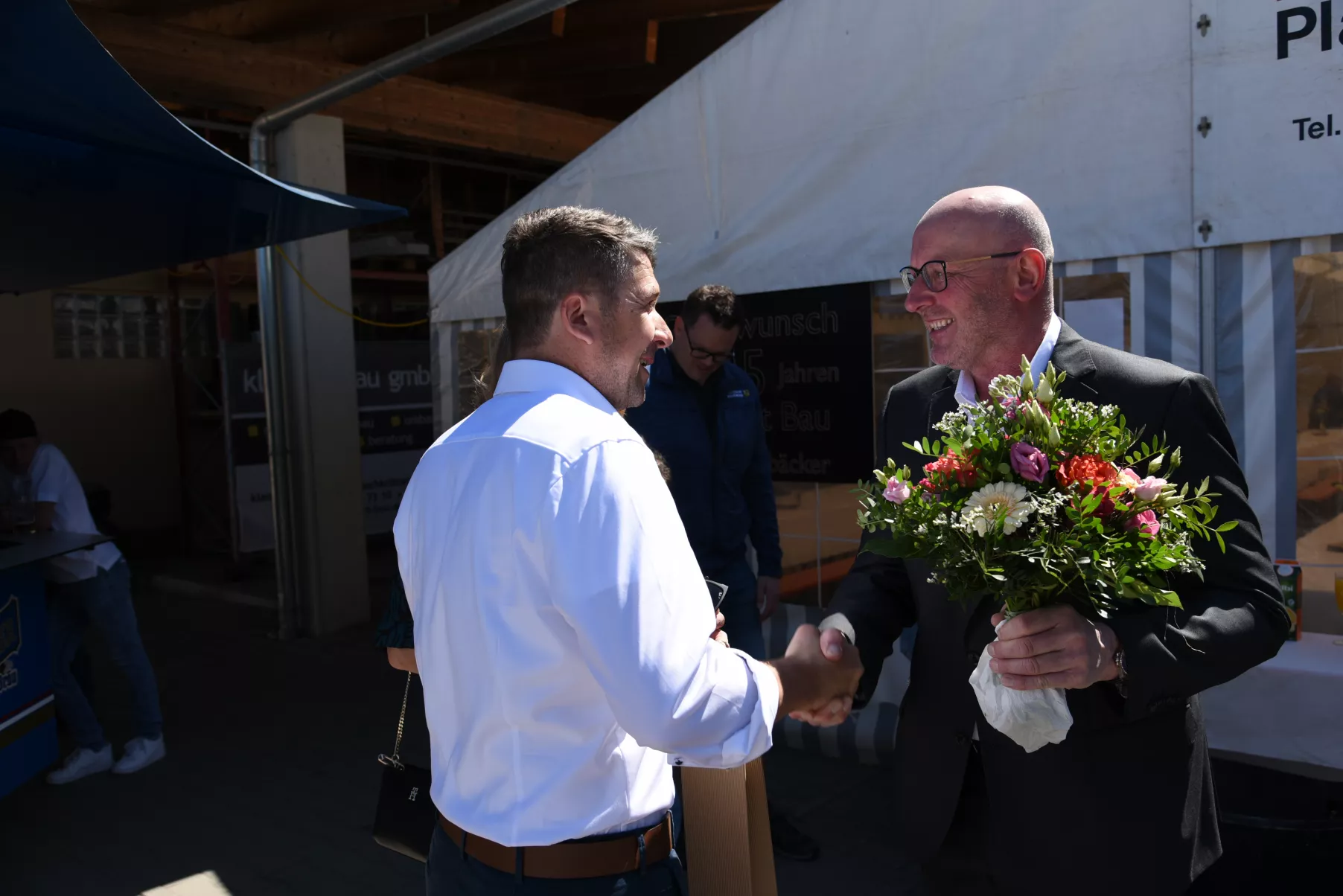 Bürgermeister M. Zapf gratuliert Ralf Klamert