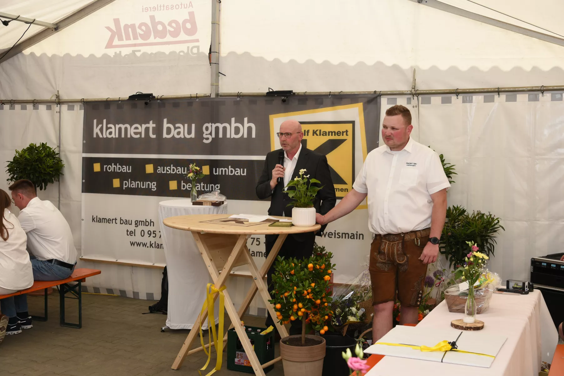 Ralf und Lukas Klamert bei der Rede zur Firmenfeier